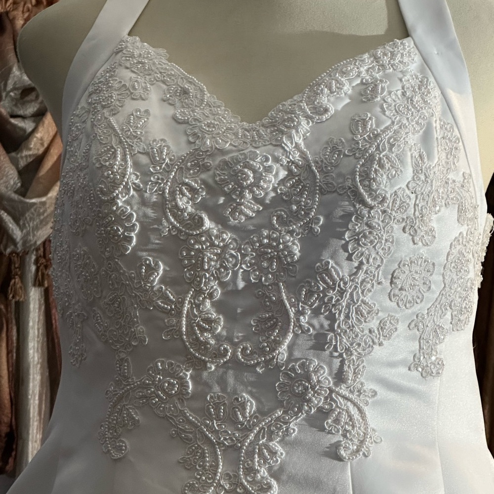 David’s Bridal Elegant White Lace Gown Size 16 W - Picture 11 of 16